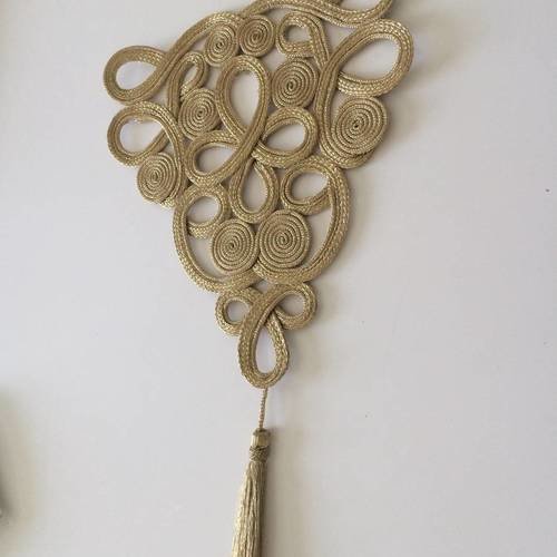 Applique doré asiatique avec pompon a coudre 