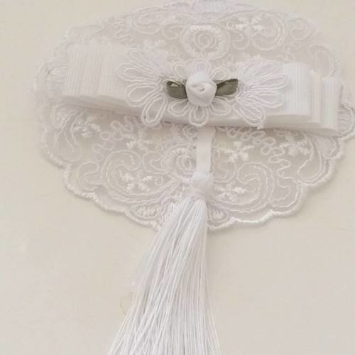 Deco shaby avec pompon de 6 cm dentelle 9 cm diamette 
