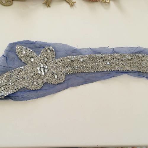 Ruban brodé avec perle et sequin sur fond bleu  40 cm*10 cm 
