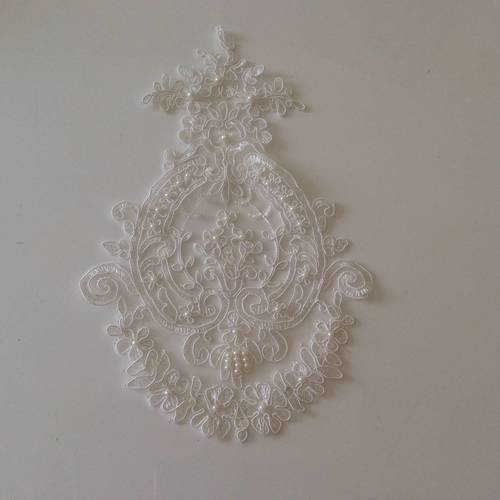 Applique en dentelle avec des perles blanc cassé  28*18 cm 