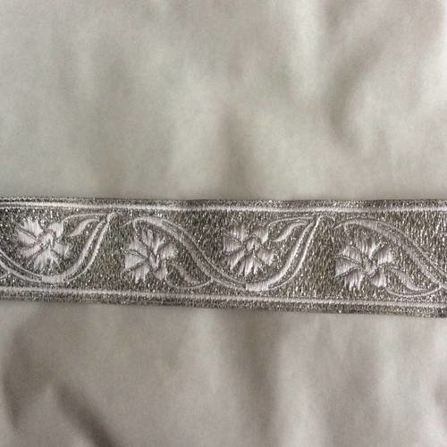 Galon medievale 3,5 cm  argente  bien large 
