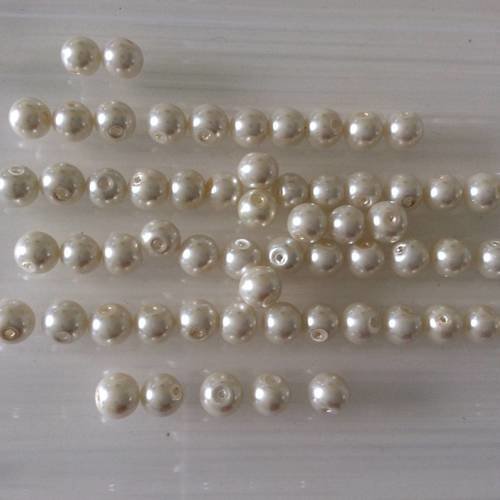 Perles en verre  nacré 8 mm couleur ecru en lot de 50 pieces 
