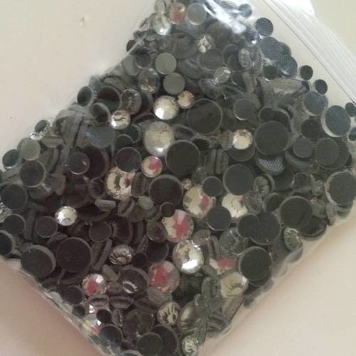 Strass en lot de 1500 piece differentes tailles de 2 mm 3 mm 4 mm et 5 mm