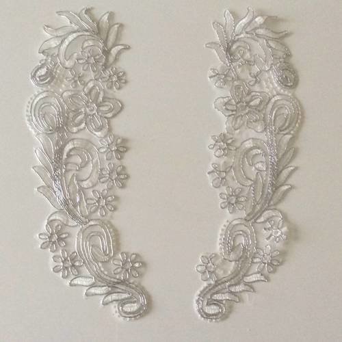 Applique en guipure blanc et argent  a coudre 30*8 cm au paires 