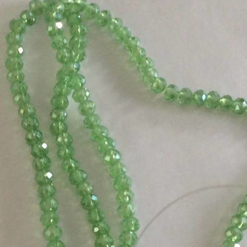 Perle en cristal vert irrisé a facette 4 mm a peu pres 