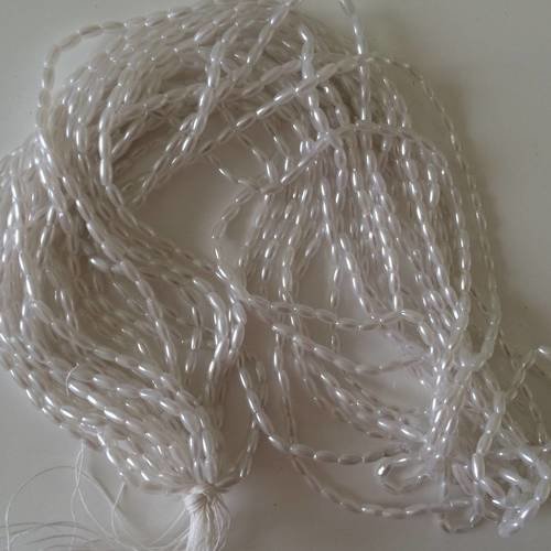 Perle en forme de riz en 3*5 mm acrilique blanc sur fil de 90 cm de long 