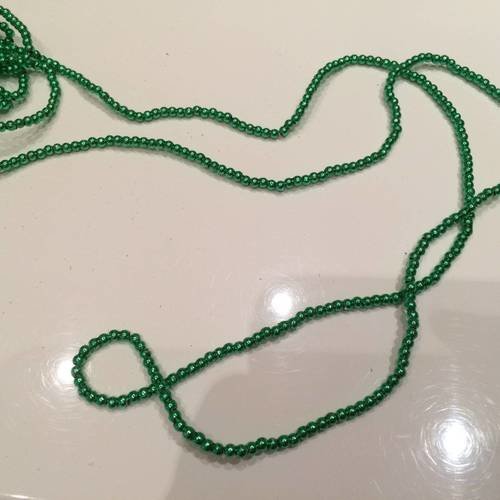 Perle en 3 mm acrilique vert sur fil de 80 cm de long 