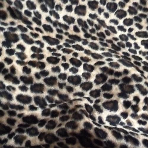 Fausse fourrure léopard d une largeur de 160 cm environ 