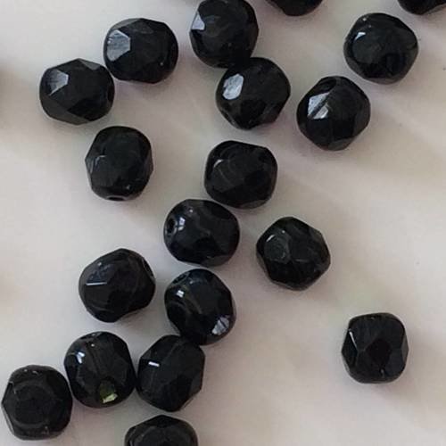 Perle en cristal tcheque de 6 mm noir legerement fumee 