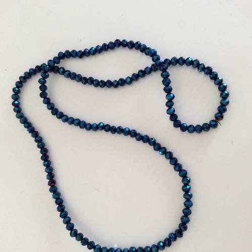 Perle en cristal bleu  a facette 4 mm a peu pres 