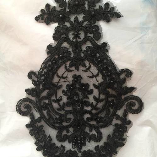 Applique en dentelle avec des perles noir 28*18 cm 