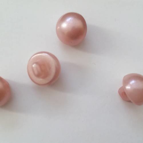 Bouton couleur rose poudre  de 10 mm environ comme des perles 