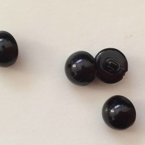 Bouton couleur noir de 10 mm environ comme des perles 
