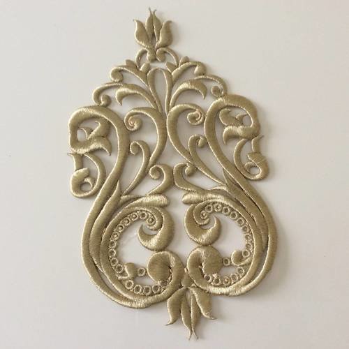 Applique à coudre  brodée en fil dorée un peu en relief 27*16 cm