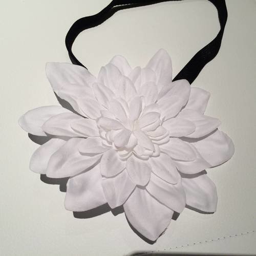 Fleur artificielle de 12 cm blanche avec elastique pour mettre comme bandeau sur les cheveux 