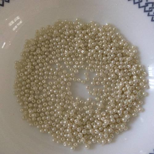 Perles en verre nacrée de 3 mm en lot de 10 gr ivoire 