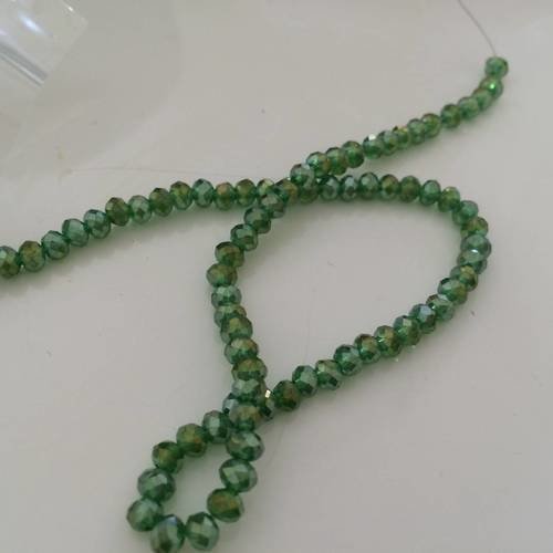 Perle en cristal vert  irrisé  a facette 4 mm a peu pres 