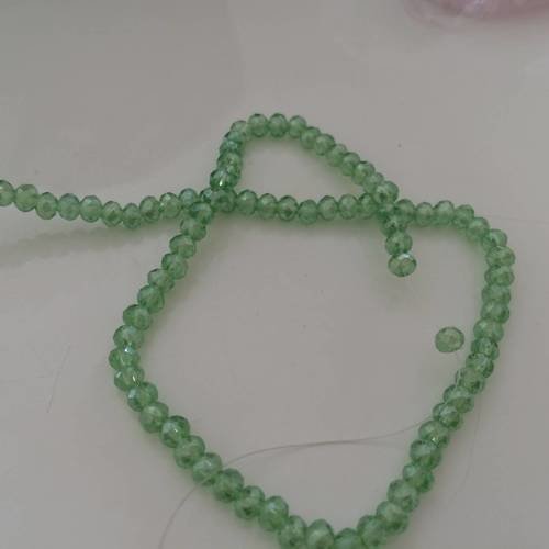 Perle en cristal vert   a facette 4 mm a peu pres 