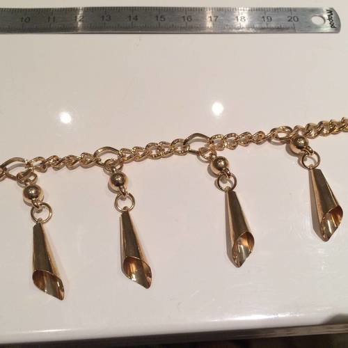 Coupon 20 cm de chaine pendente avec des cones  4 cm de lon 