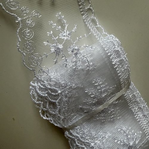 Dentelle brodee en tulle couleur blanche 6 cm environ