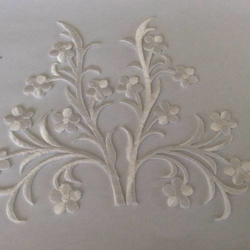 Applique blanc a repasser au fer 15*17 cm 