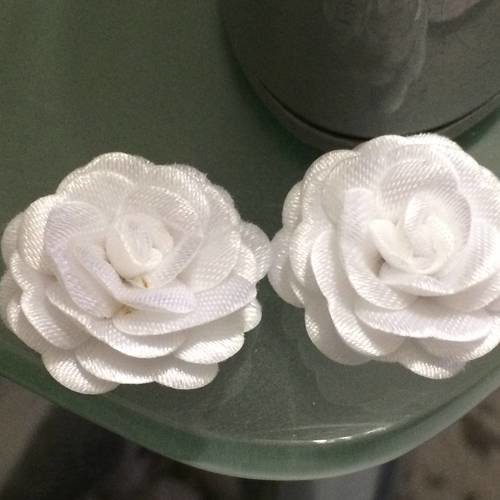 Fleur a relief 3 cm de diametre blanche a coller 