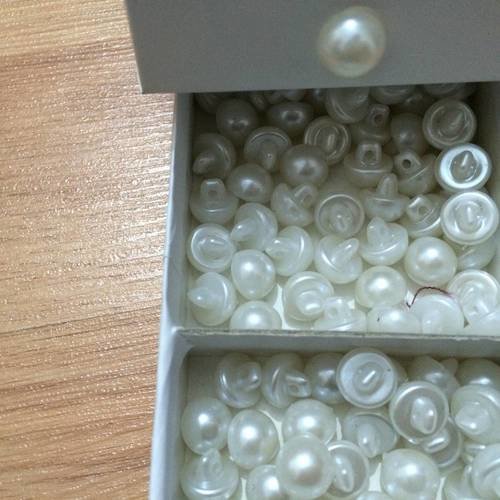 Bouton couleur blanc casse de 8 mm environ comme des perles 