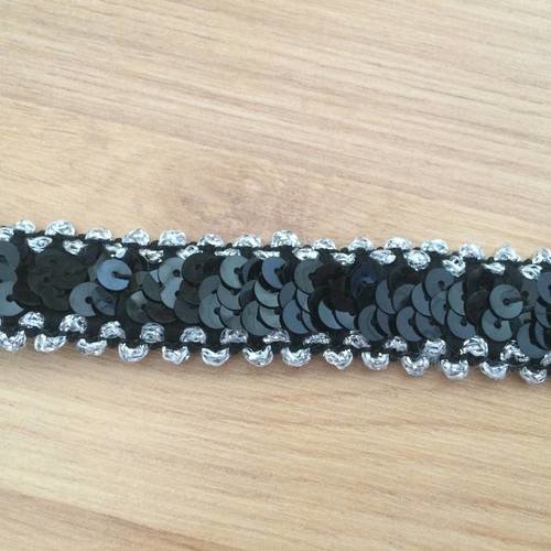 Ruban elastique avec sequins noir et fil couleur argent sur les côtes 