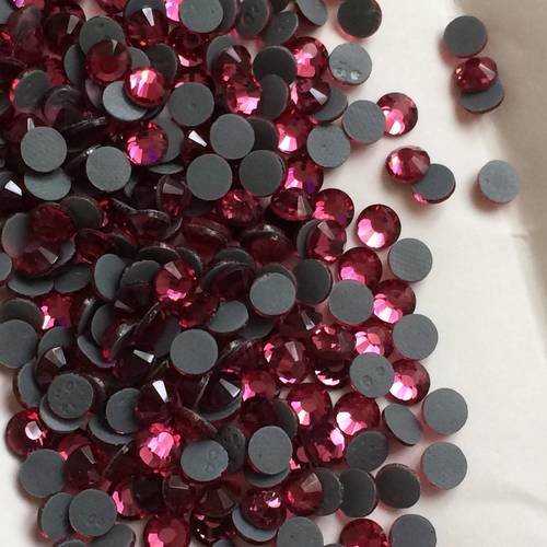 Strass hotfix en cristal de 6 mm couleur rose  fushia 