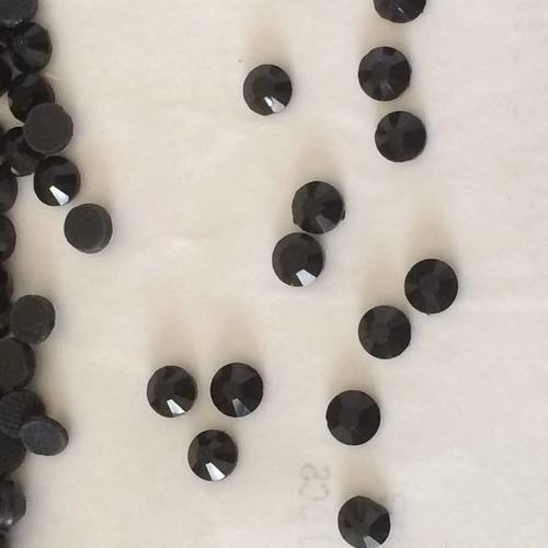 Strass 4 mm noir  100 piece a coller hot fix avec un applicateur ou au fer a repasser 