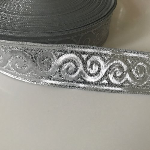 Ruban medieval argenté de 3,5 cm environ en largeur 