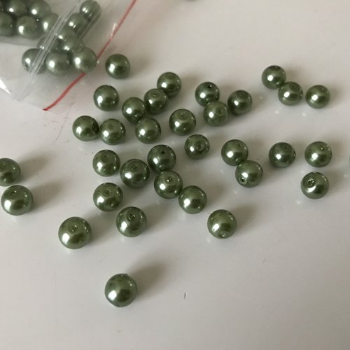 Perle  nacree vert kaki  6 mm en verre avec trou 
