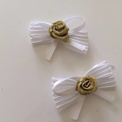 Petit noeud de papillon 2*4 cm blanc avec des roses dorees 