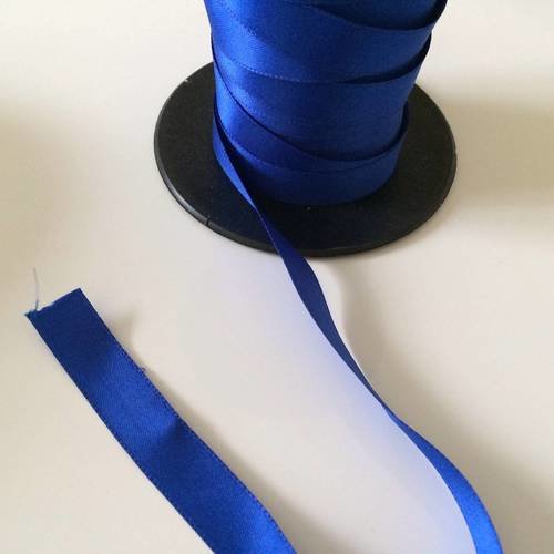 Ruban en satin de 1,5 centimetre en largeur couleur bleu 