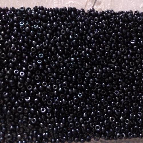 Rocailles couleur noir 2 mm a peu près 