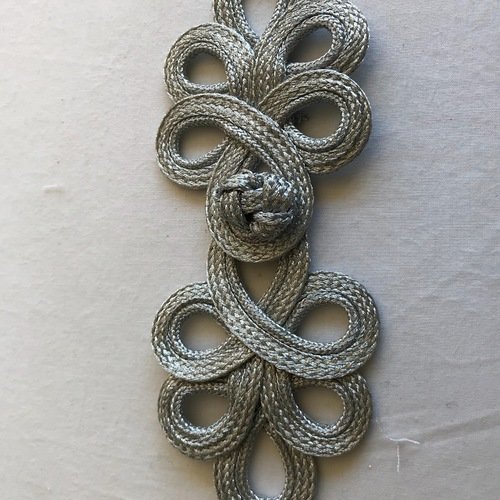 Brandebourg asiatique,attache  gris argent 18 cm de long 