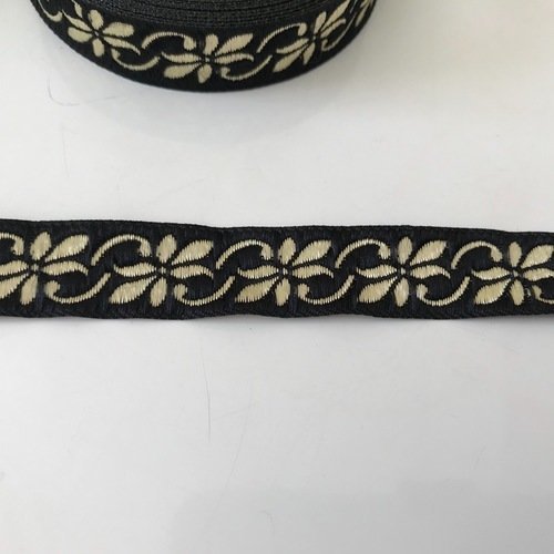 Galon medievale 17 mm noir doree  bien large 