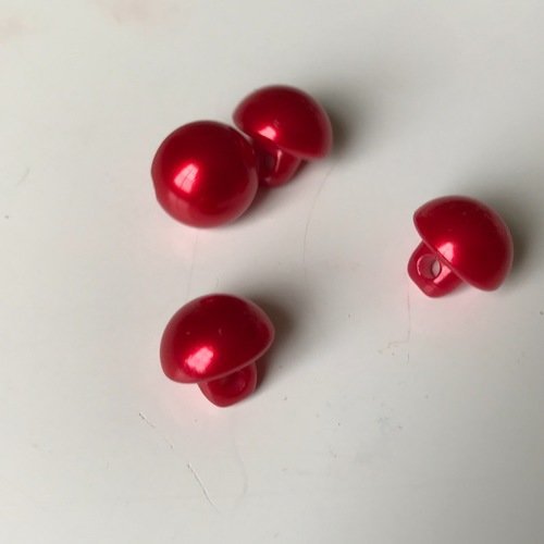 Bouton couleur rouge   de 9 mm environ comme des perles 