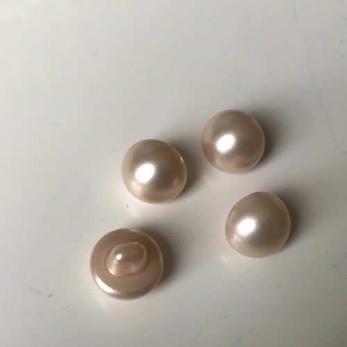 Bouton couleur beige  de 9 mm environ comme des perles 