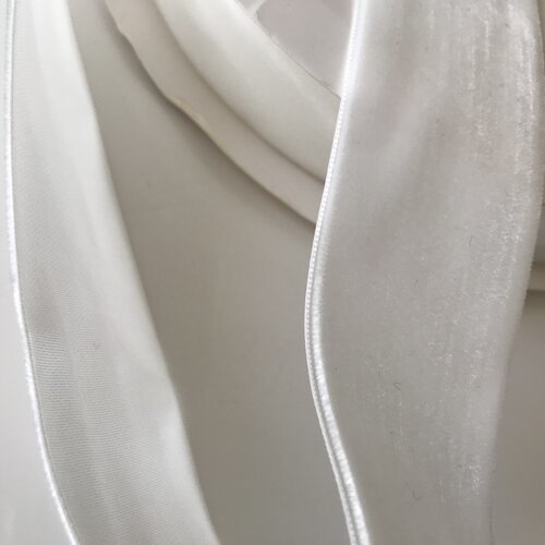 Ruban velours blanc tres large 4 cm en largeur environ 