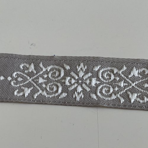 Galon medievale 3,5 centimetre gris et blanc a coudre motif grecque