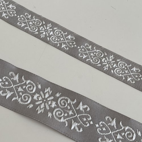 Galon medievale 2 centimètre gris et blanc a coudre motif grecque