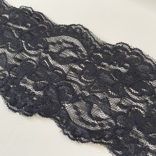 Dentelle noir  légèrement elasthane de 9 cm en largeur