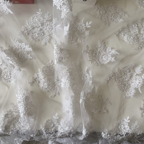 Dentelle robe de mariée blanche avec perle