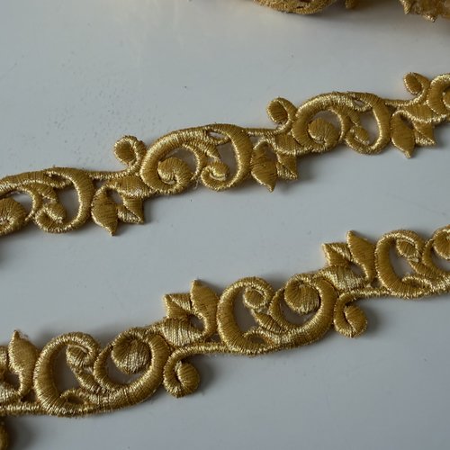 Broderie pour contour caftan ou costume