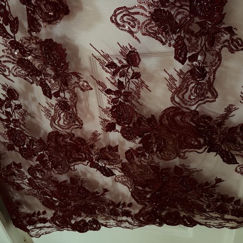 Dentelle brodée bordeaux avec sequins – motifs floraux élégants – tissu luxe pour robe et couture