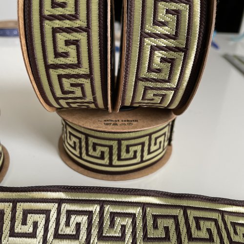 Galon médiéval motif clé grecque, ruban jacquard 35 mm,ruban maron et doré motif clé grecque.
