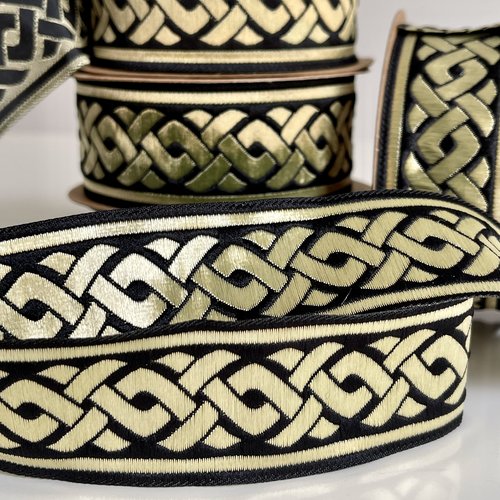 Galon médiéval brodé jacquard,galon théâtral motif tresse celtique,ruban médiéval 35 mm noir et doré or.