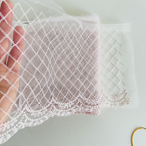 Dentelle brodée sur tulle,dentelle rose poudré, dentelle légère
