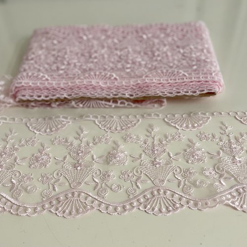 Dentelle brodée sur tulle rose, dentelle rose, dentelle festonnée,